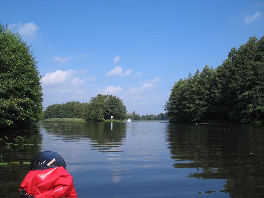 Havel, rechts ein See, der beim Tonabbau entstand