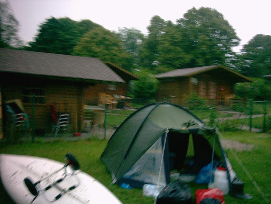 Zeltaufbau im Regen, Holzhütten in Nehringen