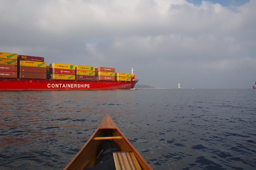 Containerschiff auf der Kieler Förde