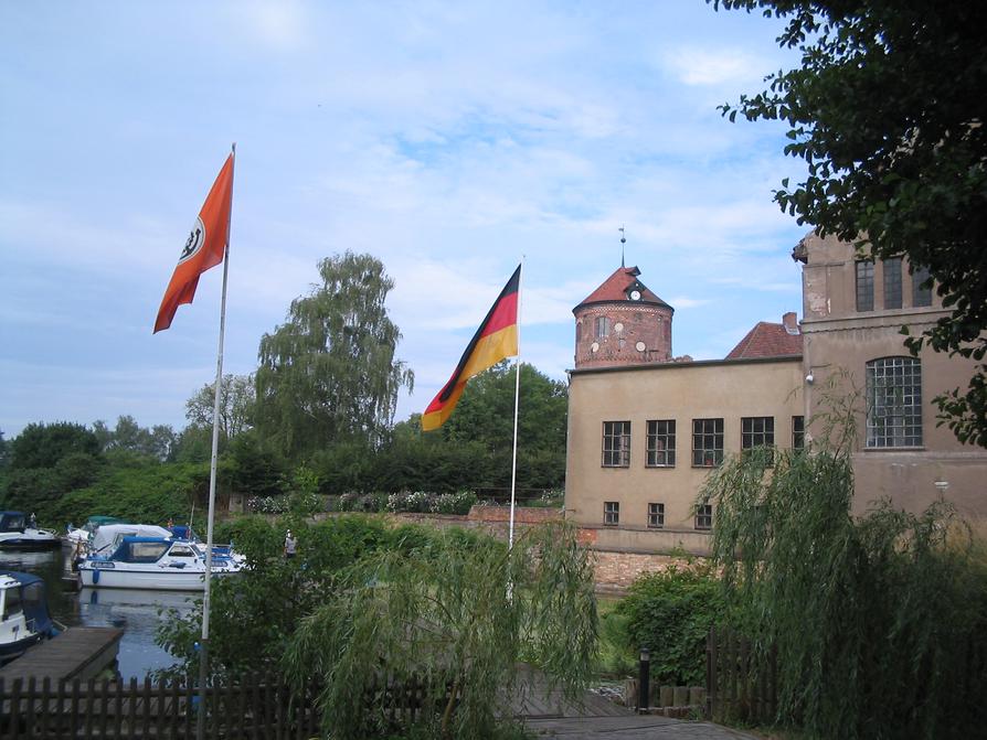 Burg und ehemaliges Wasserkraftwerk am Hafen von Neustadt - Glewe