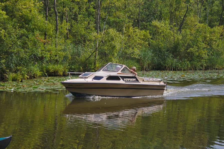 Motorboot auf der Dollbek