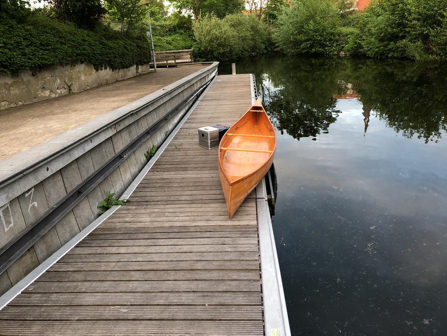 leeres Holzkanu im Bootshafen Plön