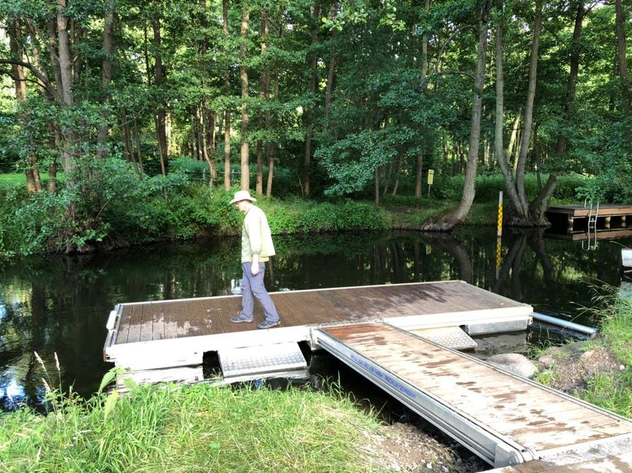 neuer Schwimmsteg an der Umtragestelle in Eickhof