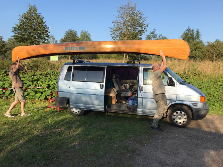 das Holzkanu kommt auf den Bus