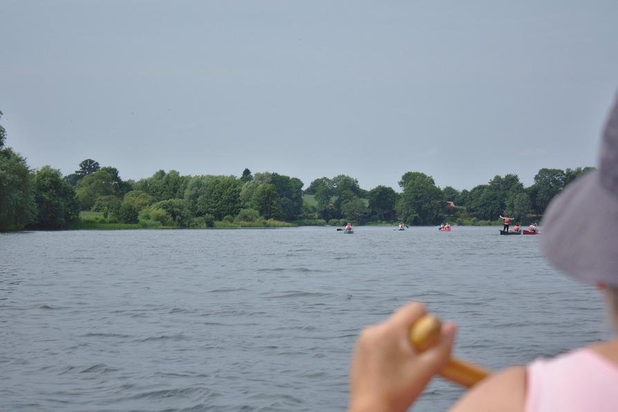 laute Mietkanu-Gruppe auf dem Kleinen Plöner See