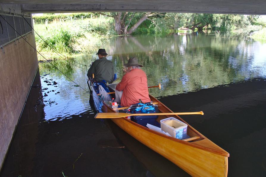 Pause beim Broocker Hof unter der Brücke