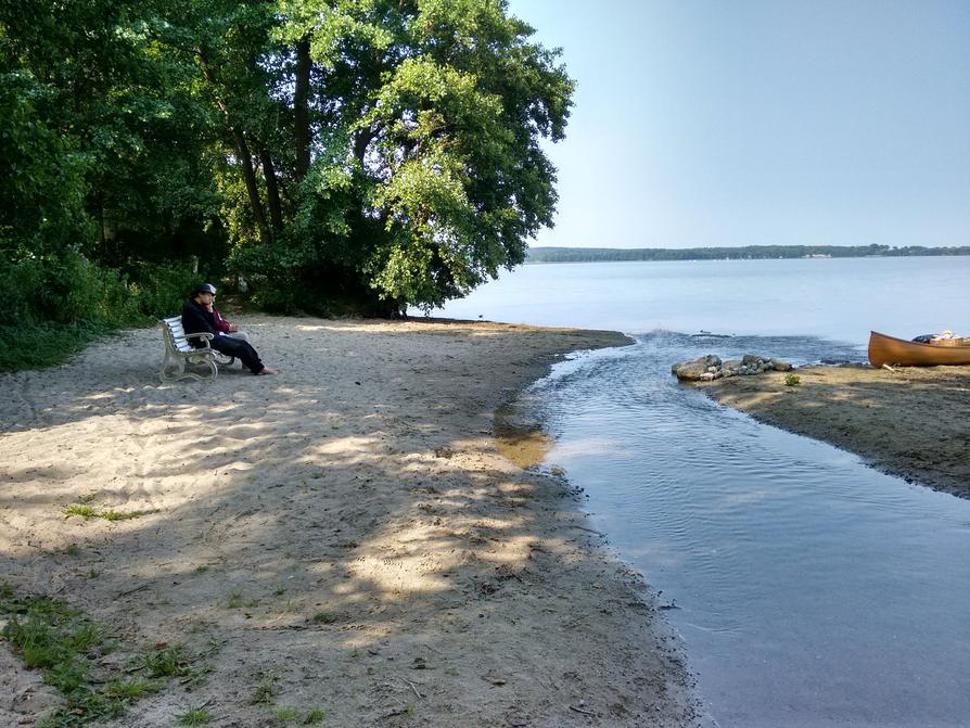 Der Vierergraben mündet in den Großen Plöner See