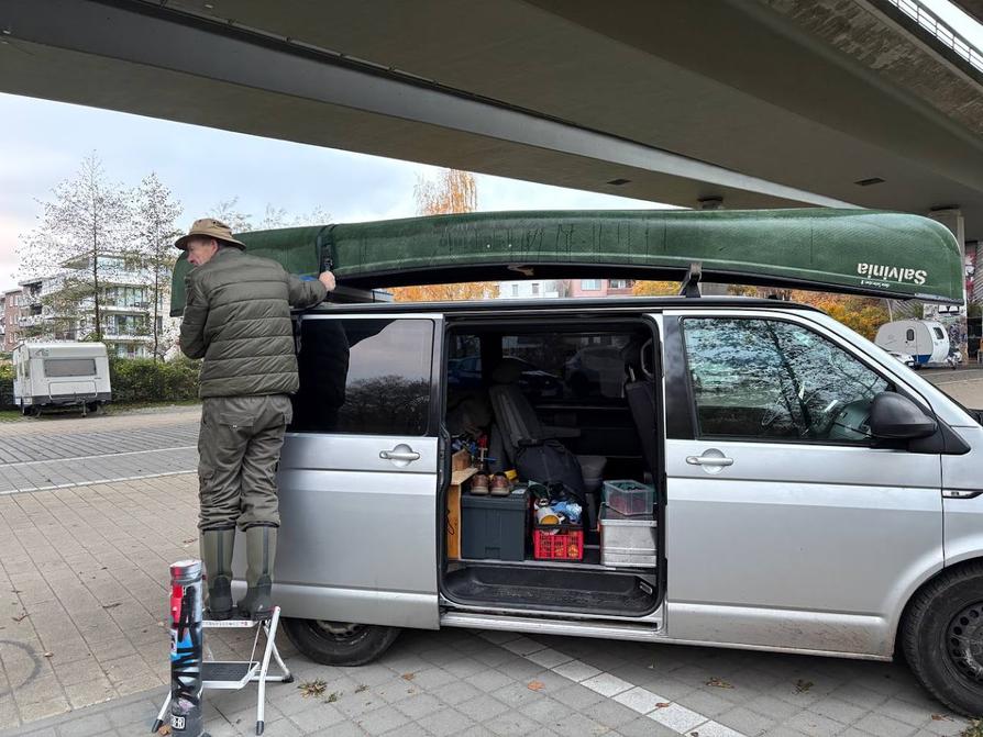 Kanu auf VW-Bus