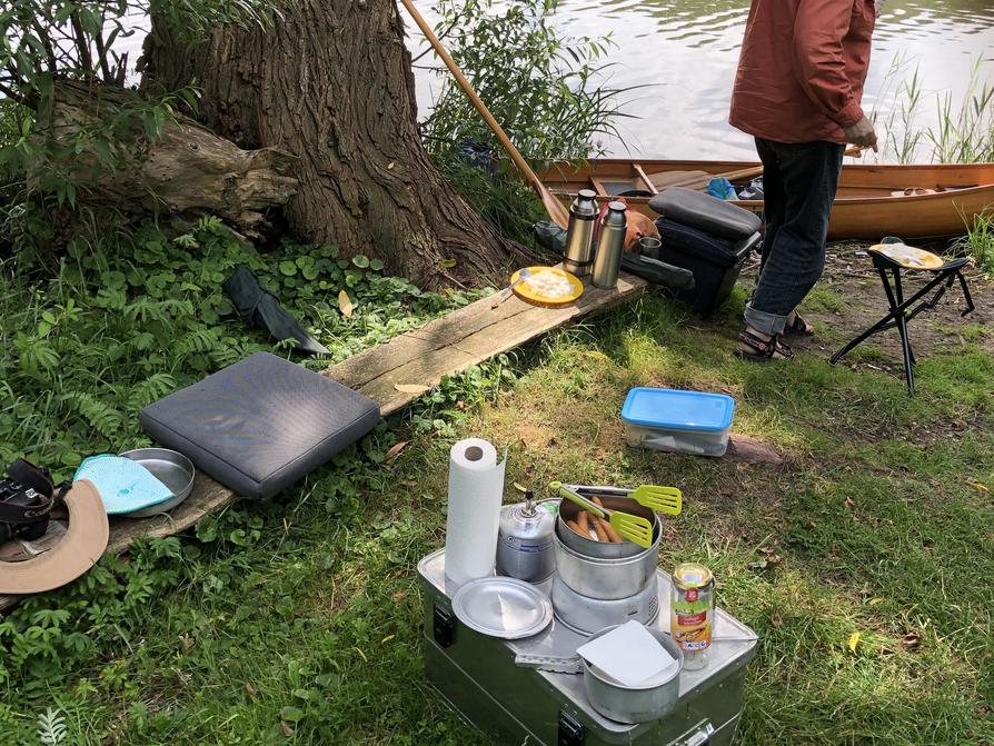 Kartoffelsalat und Geflügelwürstchen