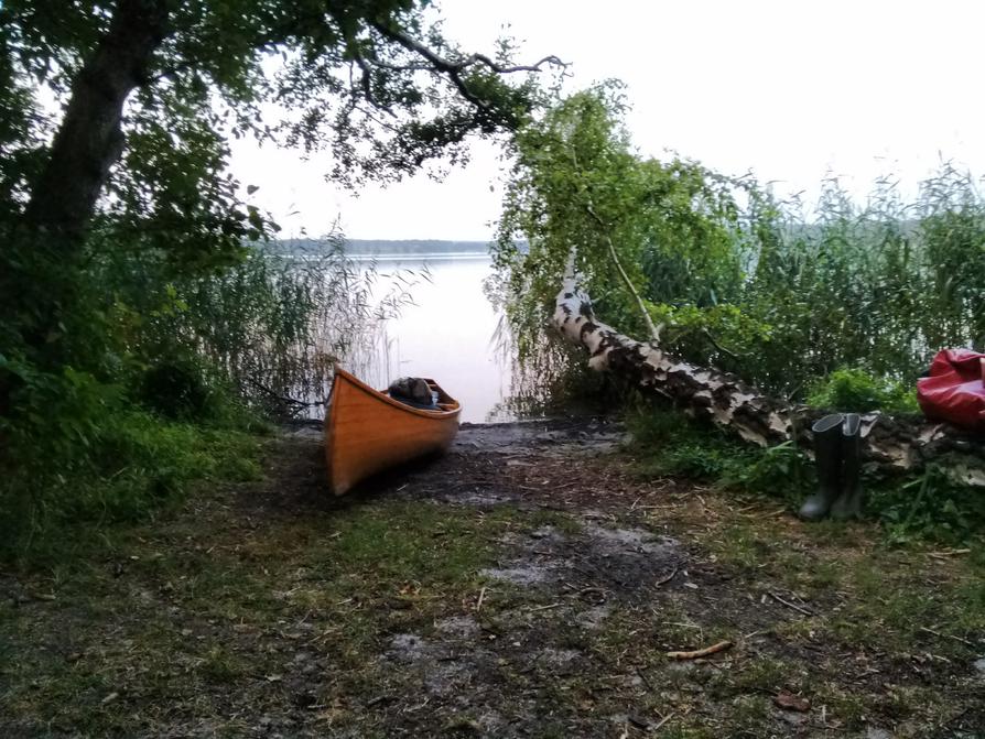 Holzkanu am Nebelsee