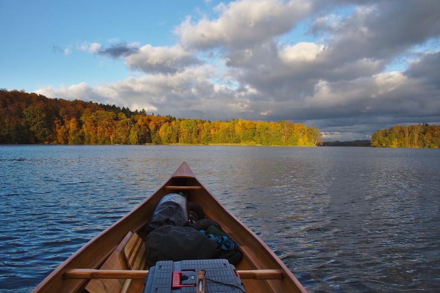 über den Höftsee im Herbst