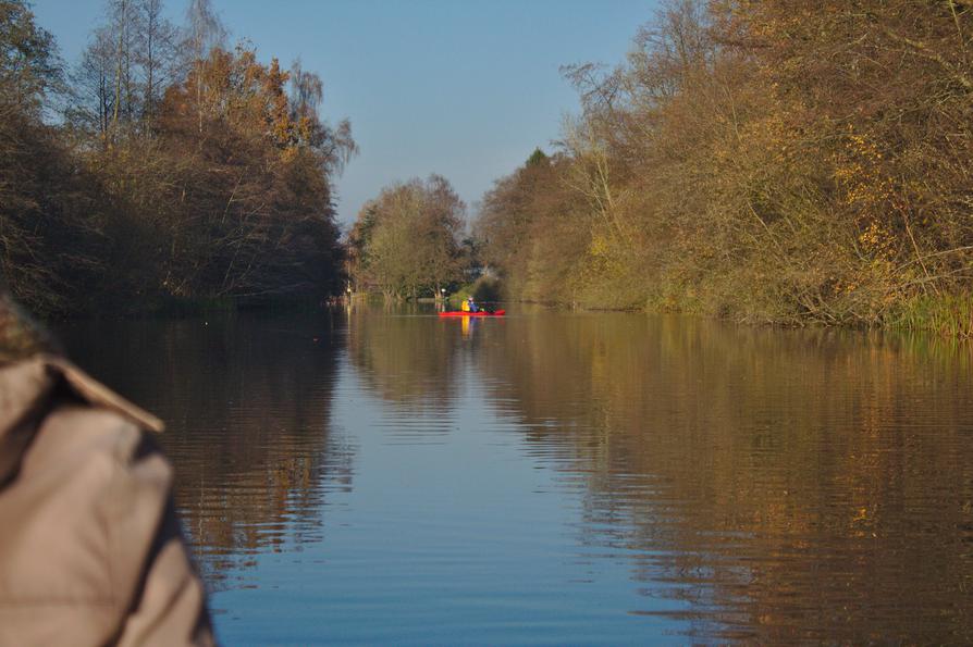 Mann im Kajak auf dem Eider-Ring-Kanal