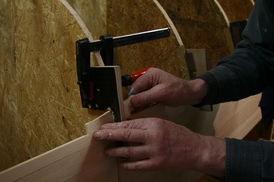 Bau eines Holzcanadiers: Druck von oben