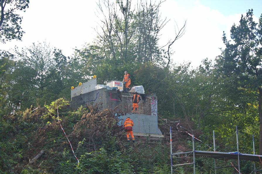 Arbeiter an der Brückenbaustelle am Feiertag