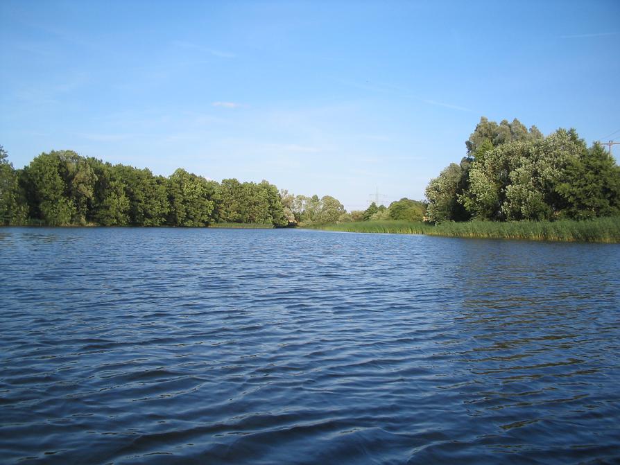 Stausee im Mildenitz-Kanal vor dem Wasserkraftwerk Zülow