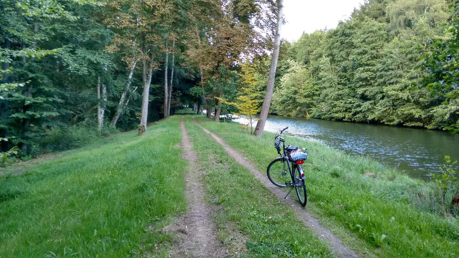 mit dem Fahrrad auf dem Damm