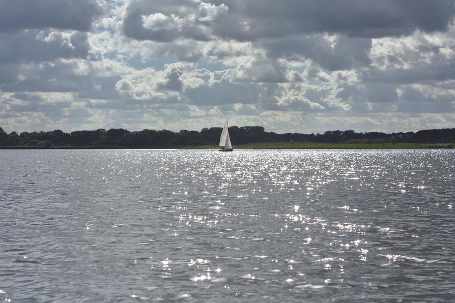 Segeljolle auf dem Lanker See bei Preetz Segeljolle auf dem Lanker See bei Preetz