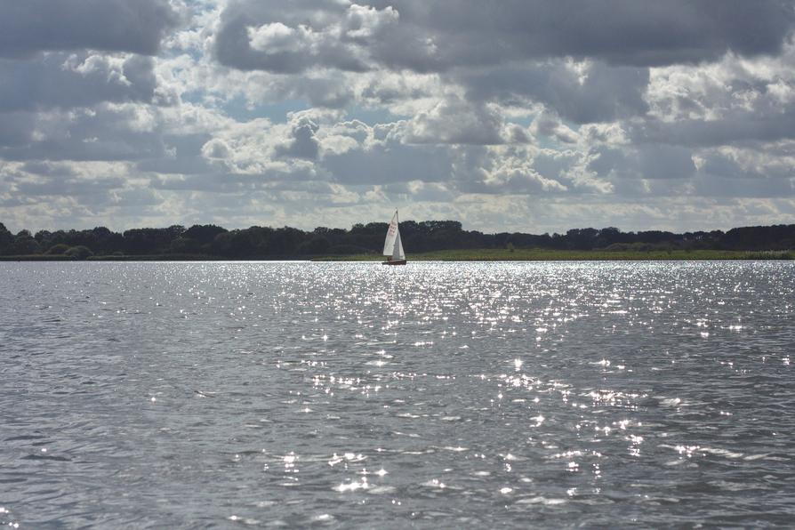 Segeljolle auf dem Lanker See bei Preetz