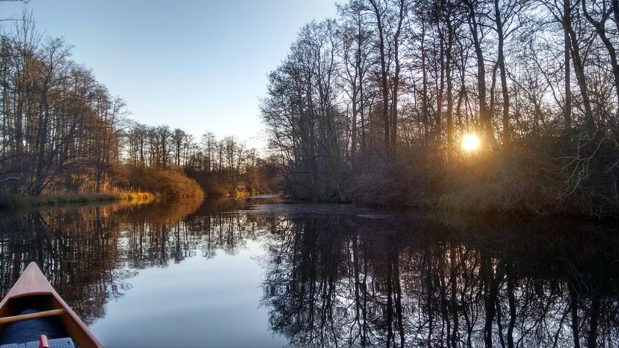 Eider-Ring-Kanal im frühen winterlichen Sonnenuntergang