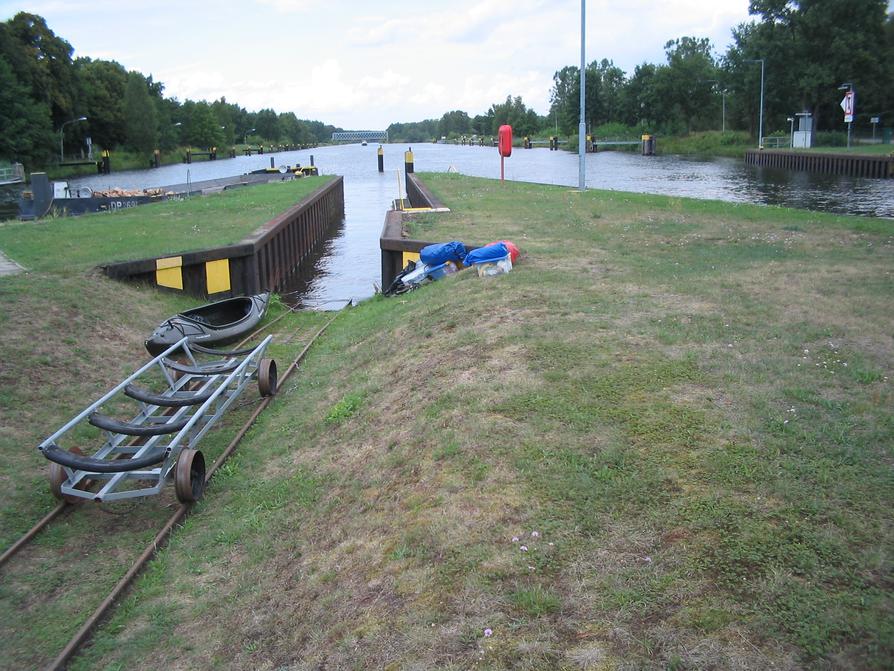 Umsetzen an der Schleuse Lehnitz