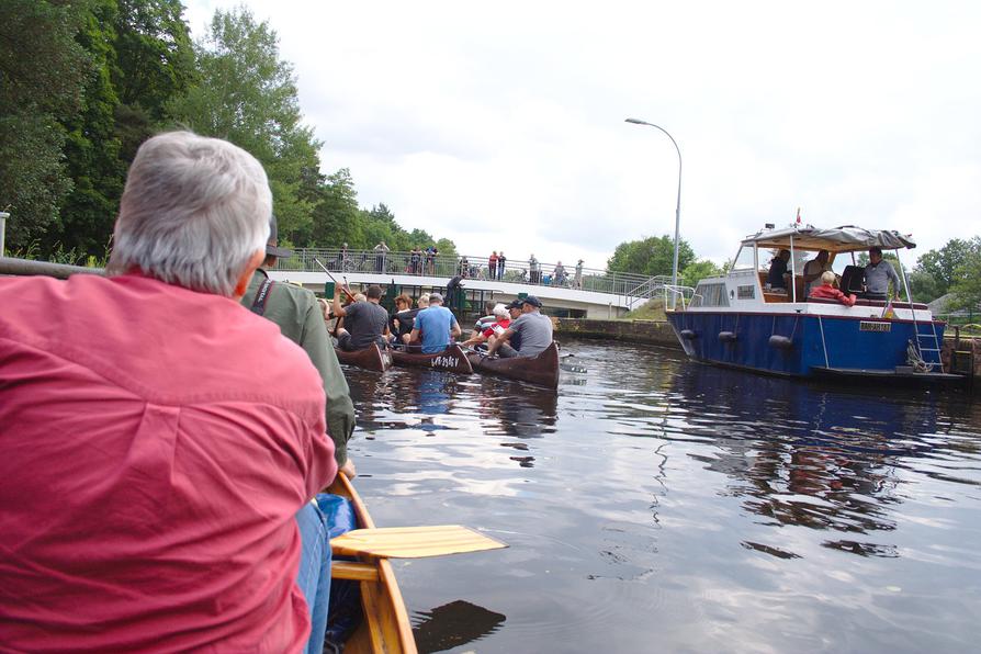 auf dem Finowkanal vor einer Schleuse