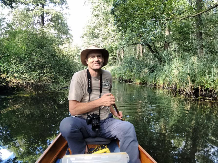 Gundula fotografiert Jürgen mit dem Smartphone beim Paddeln