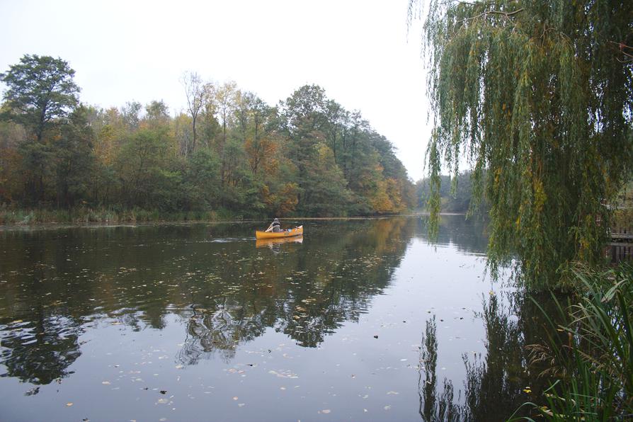 mit dem Holzkanu auf dem Eider-Ring-Kanal