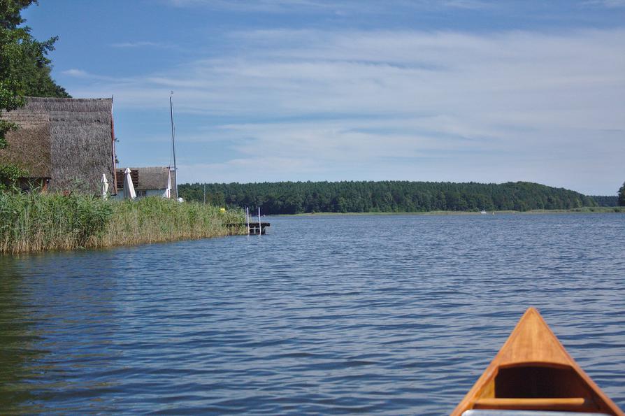 Bootshäuser mit Reetdach am Kleinen Pälitzsee