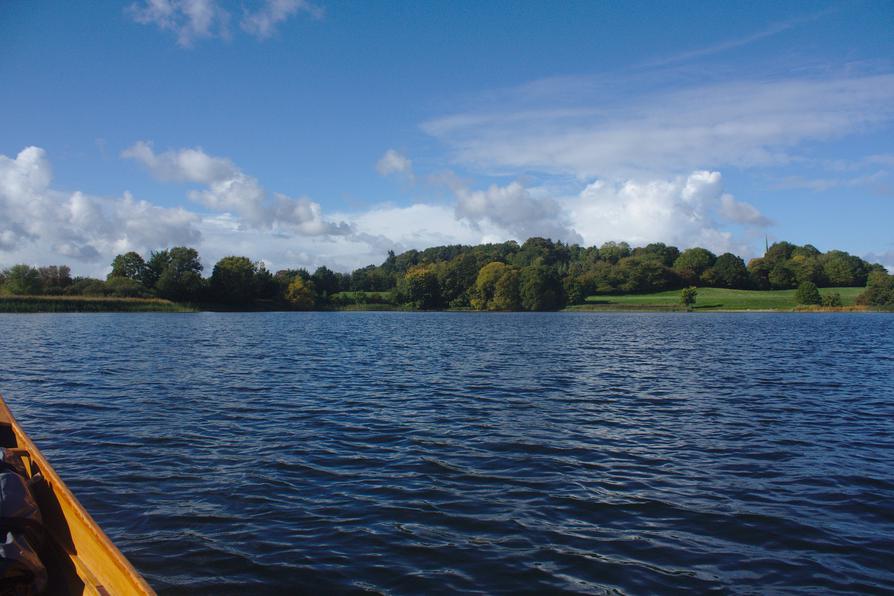 Auf dem Kleinen Plöner See vor dem Koppelsberg