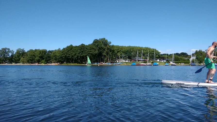 Standup-Paddler auf der Bosauer Bucht