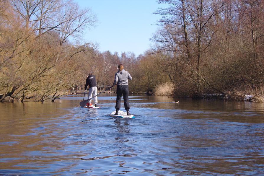 Standup-Paddler auf der Schwentine Standup-Paddler auf der Schwentine