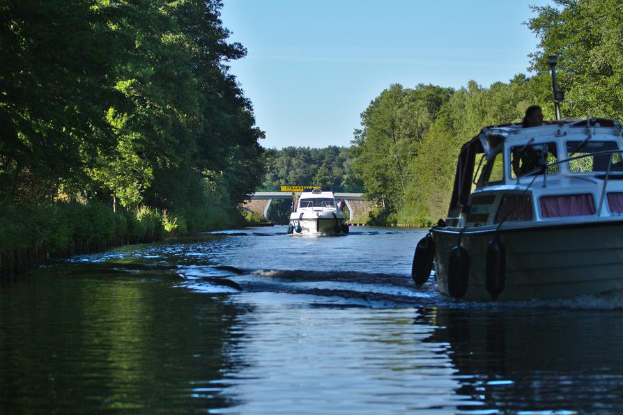 viele Motorboote auf dem Jagowkanal