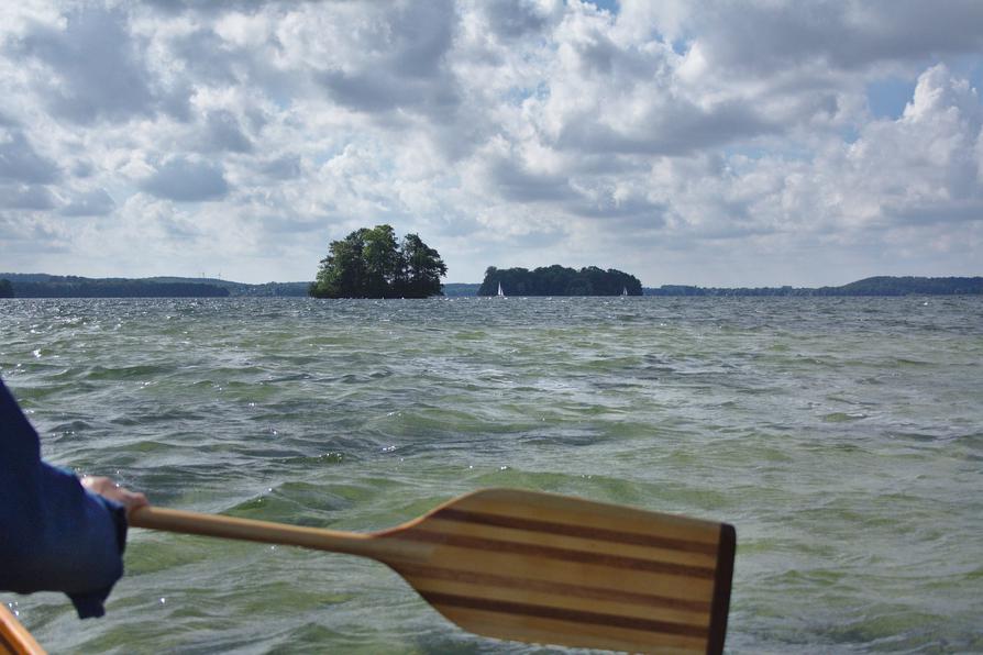 Sonne und Wind mit hohen Wellen auf dem Großen Plöner See