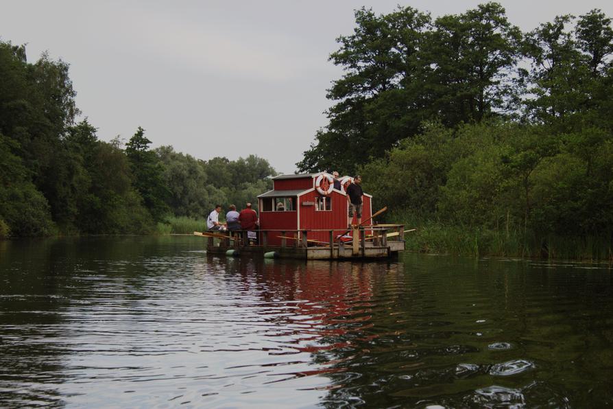 Floßfahrer auf dem Eider-Ring-Kanal