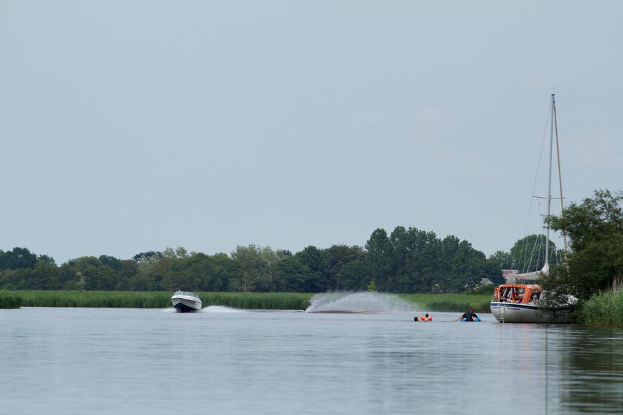 Speedboot auf der Eider