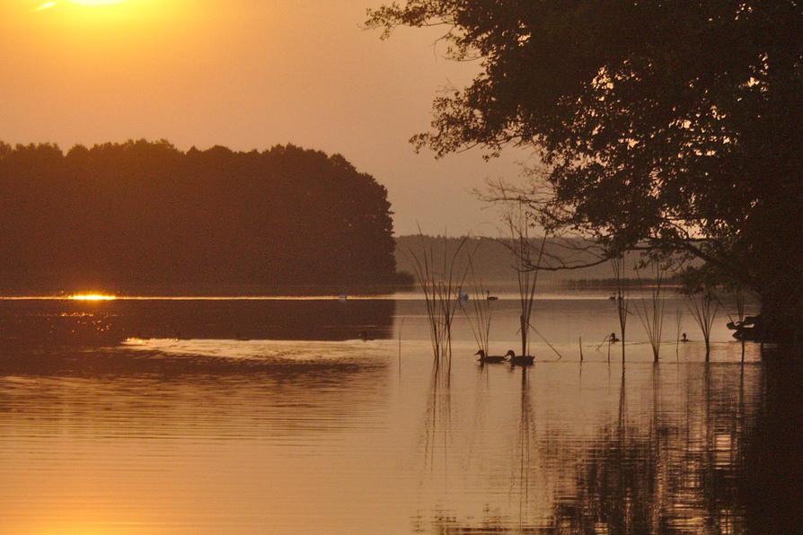 Sonnenaufgang über dem Tralowsee