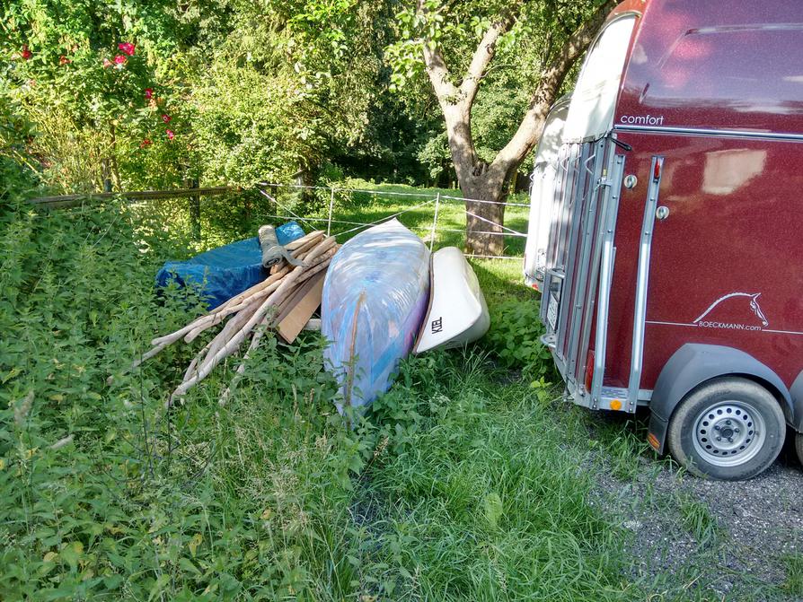 Zwischenlagerung der Kanus bei der neuen Werkstatt