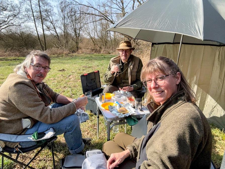 Pausenplatz windgeschützt dank Anglerschirm Pausenplatz windgeschützt dank Anglerschirm