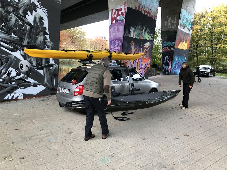 Kanus verladen mit Hebeeinrichtung