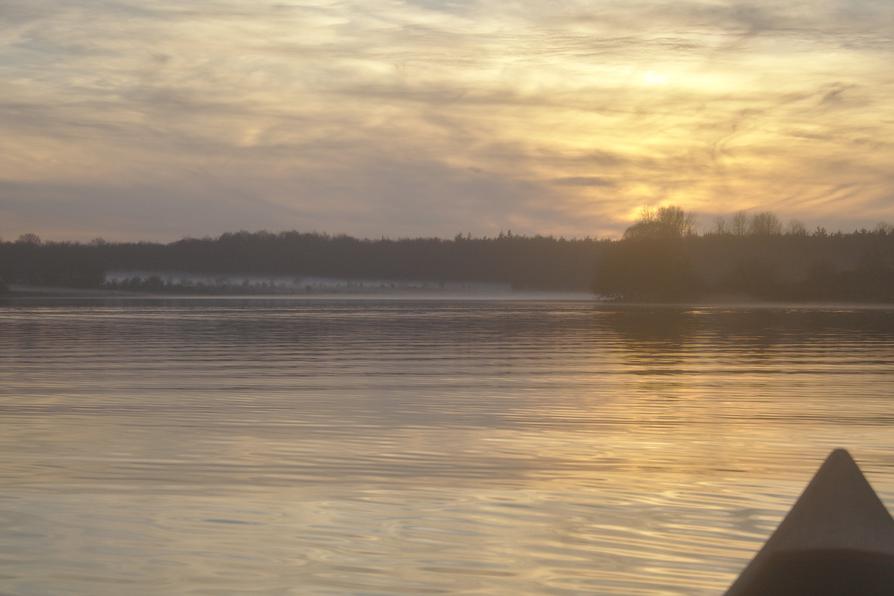 leicht nebliger Lanker See