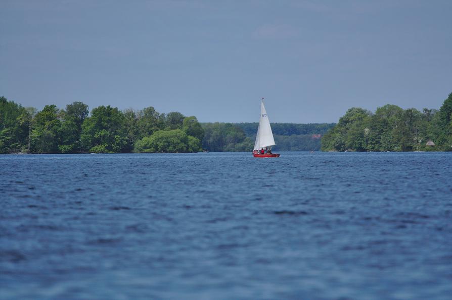 Segelboot vor der Durchfahrt zur Ascheberger Bucht