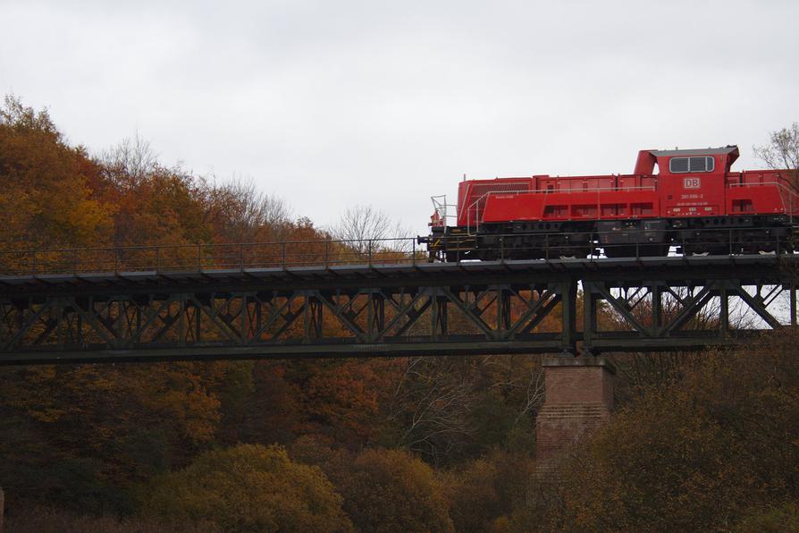 Güterbahn-Lok über der Schwentine