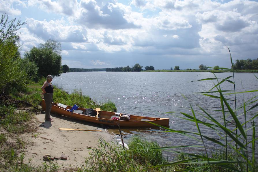 Pause an einem kleinen Strand an der Oder